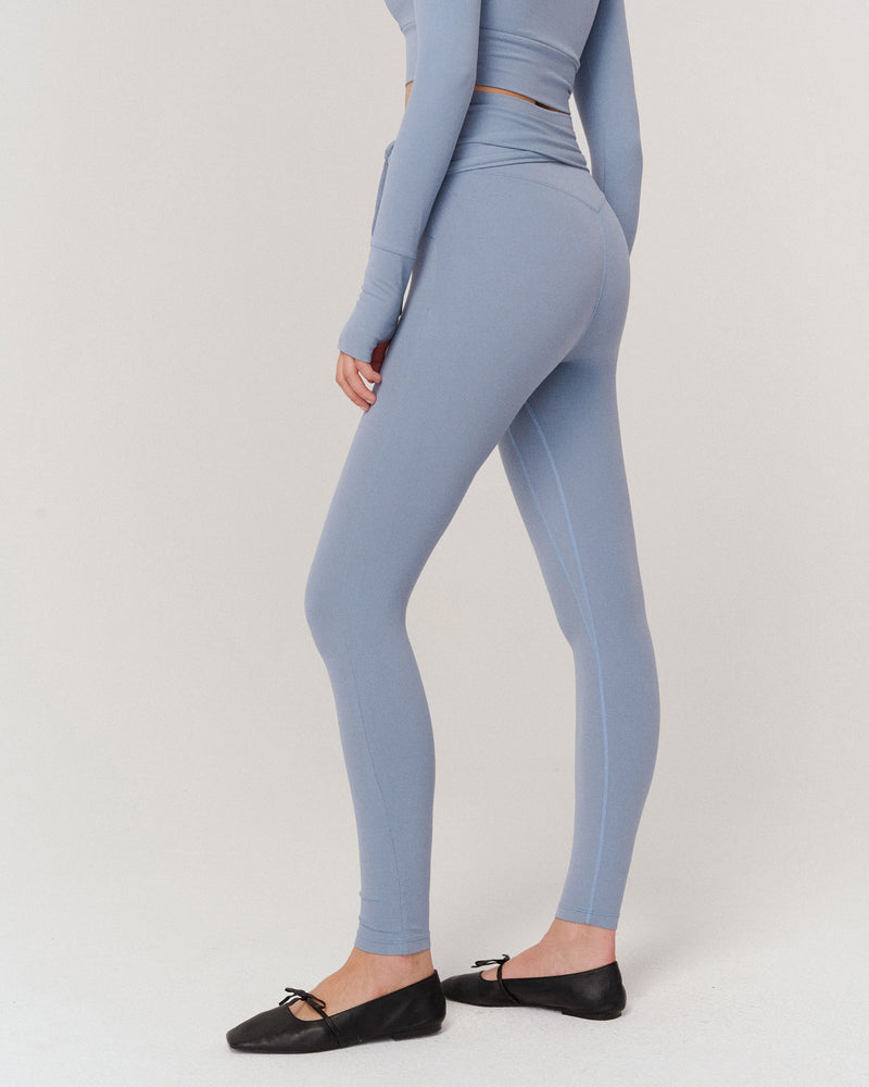 Blue is everyone's favorite color 💙 Leggings @allure.the.brand