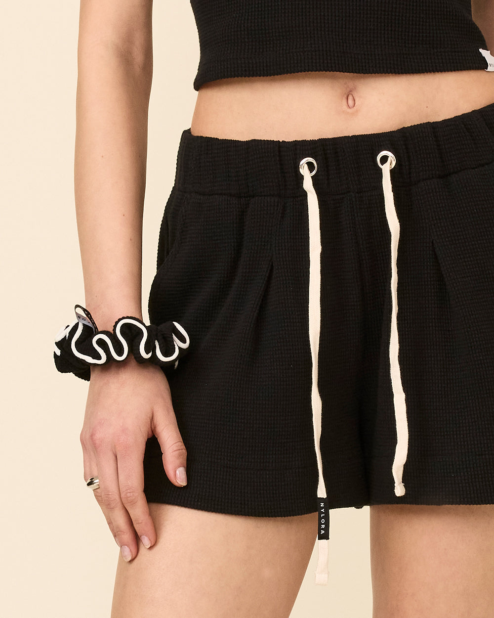NYLORA SMALL SCRUNCHIE BLACK & WHITE
